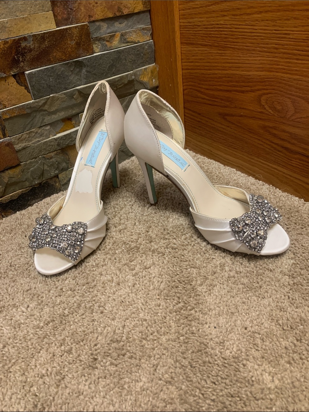 Blue by betsey Johnson 7.5 sb gown Ivory Crystal Bow Peep-Toe High Heels